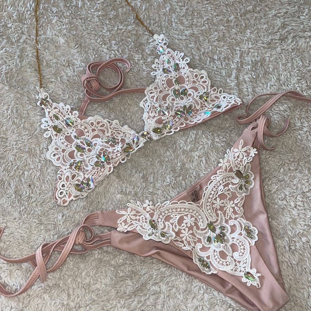 Bikini - Picture 3 of 13
